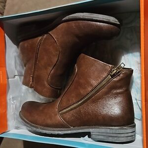 Baretraps Catherine flat ankle booties distressed brown faux leather size 6.5